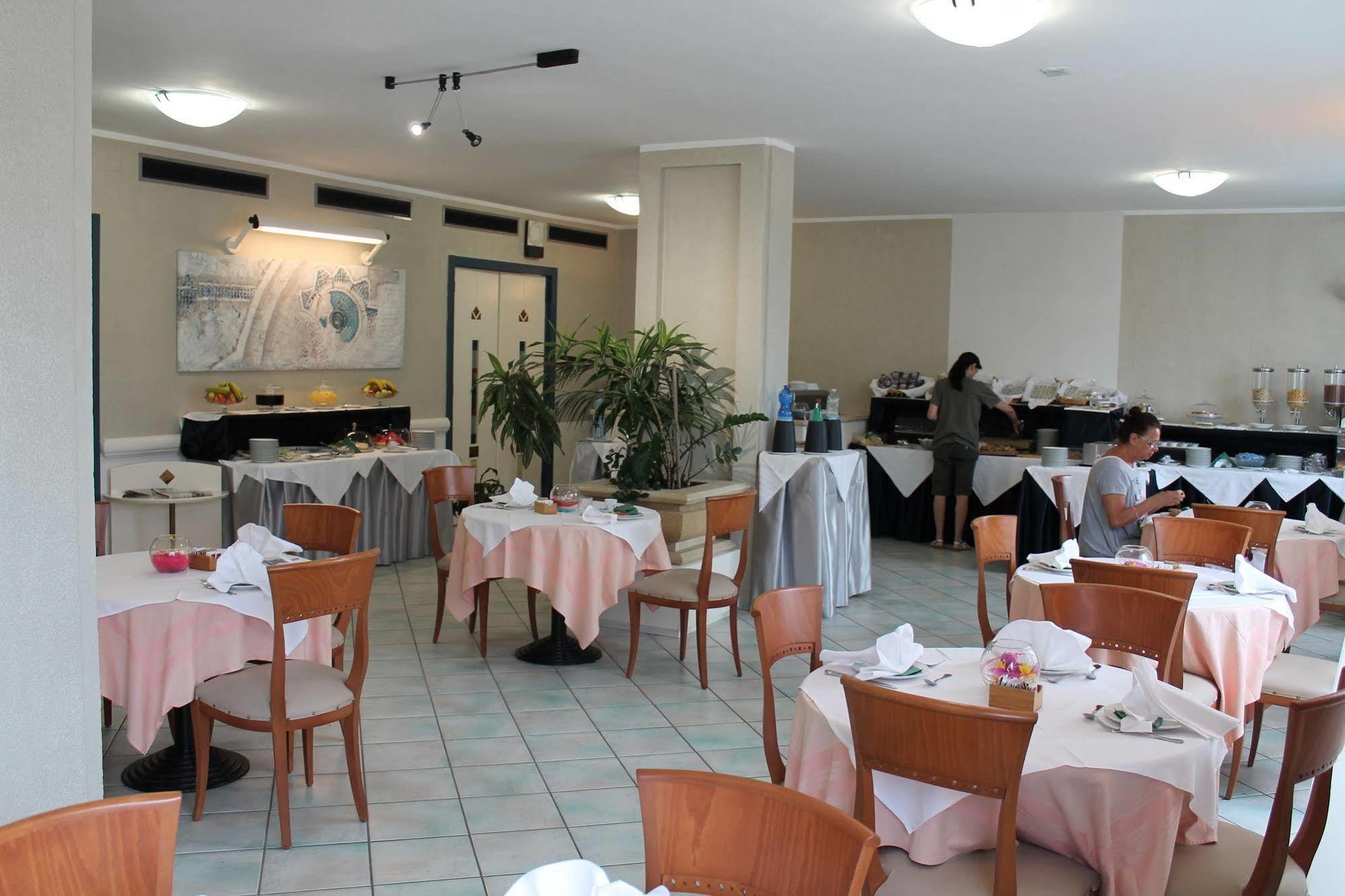 Hotel Mediterraneo Roccella Ionica Exterior foto