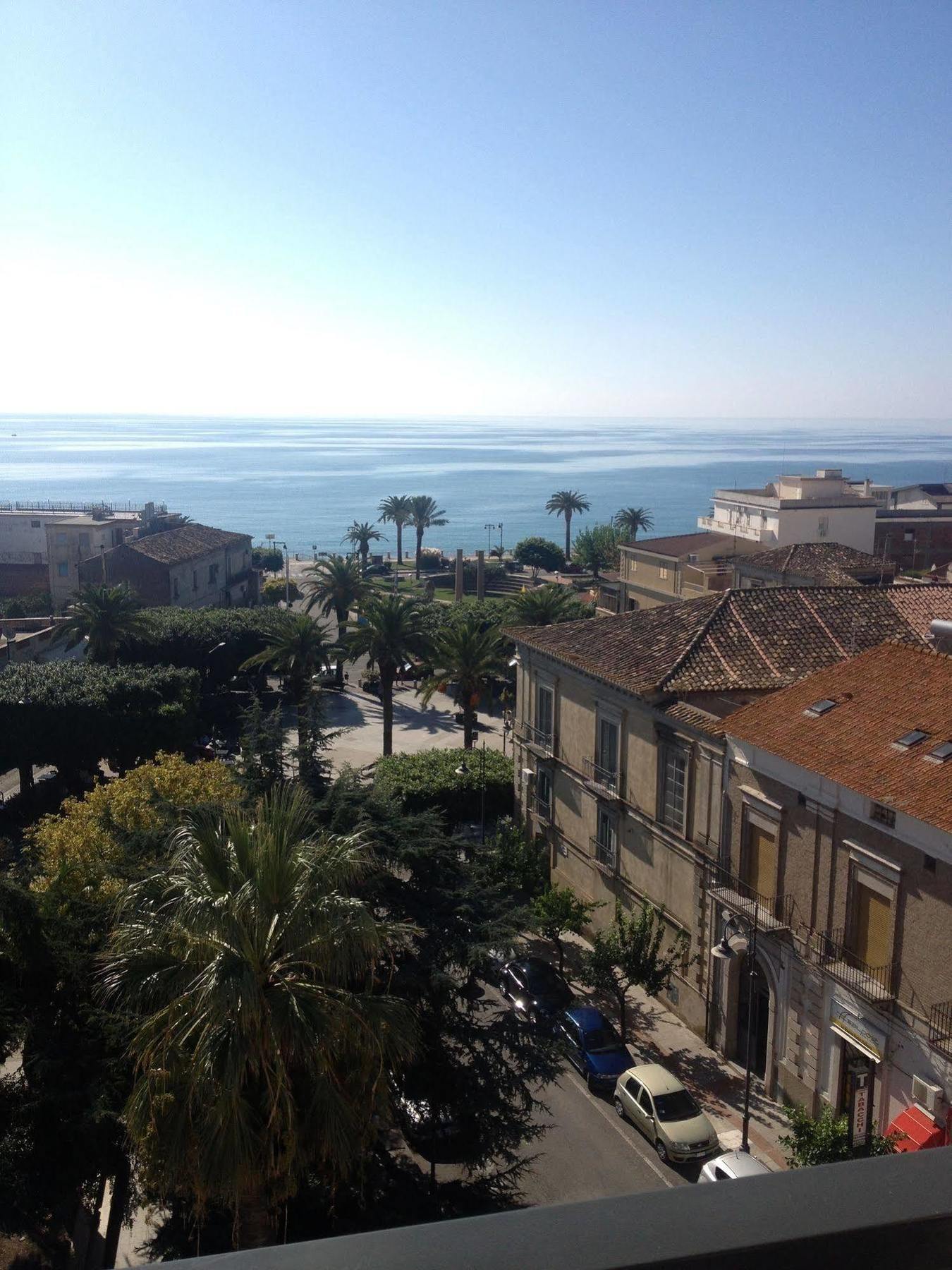 Hotel Mediterraneo Roccella Ionica Exterior foto